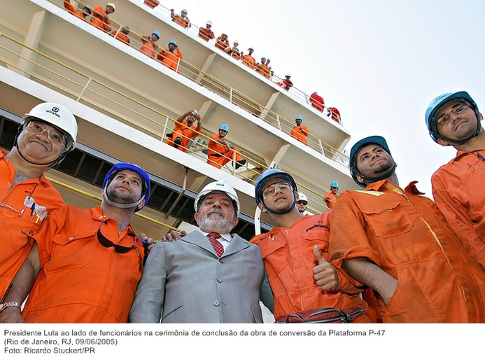 Presidente Lula ao lado de funcionários na cerimônia de conclusão da obra de conversão da Plataforma P-47.jpg