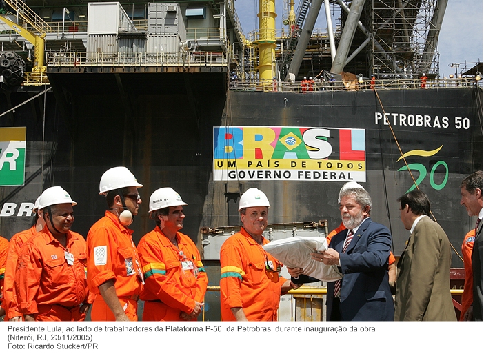 Presidente Lula, ao lado de trabalhadores da Plataforma P-50, da Petrobras, durante inauguração da obra (2).jpg