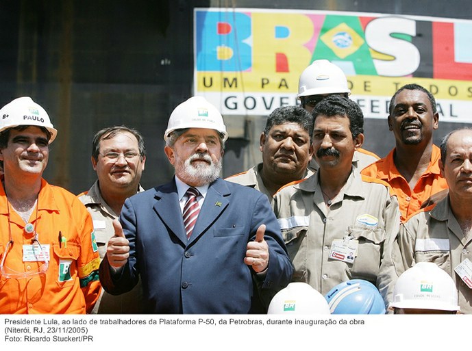 Presidente Lula, ao lado de trabalhadores da Plataforma P-50, da Petrobras, durante inauguração da obra.jpg
