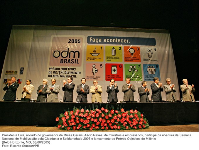 Presidente Lula, ao lado do governador de Minas Gerais, Aécio Neves, de ministros e empresários, participa da abertura da Semana Nacional de Mobilização pela Cidadania e Solidariedade 2005.jpg