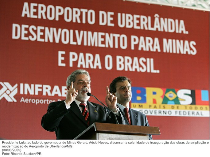 Presidente Lula, ao lado do governador de Minas Gerais, Aécio Neves, discursa na solenidade de inauguração das obras de ampliação e modernização do Aeroporto de UberlândiaMG.jpg