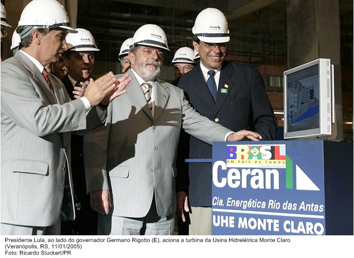 Presidente Lula, ao lado do governador Germano Rigotto (E), aciona a turbina da Usina Hidrelétrica Monte Claro.jpg