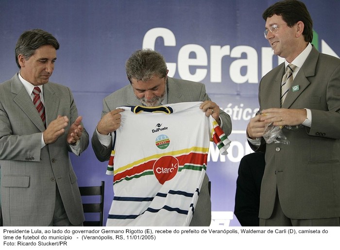 Presidente Lula, ao lado do governador Germano Rigotto (E), recebe do prefeito de Veranópolis, Waldemar de Carli (D), camiseta do time de futebol do município.jpg
