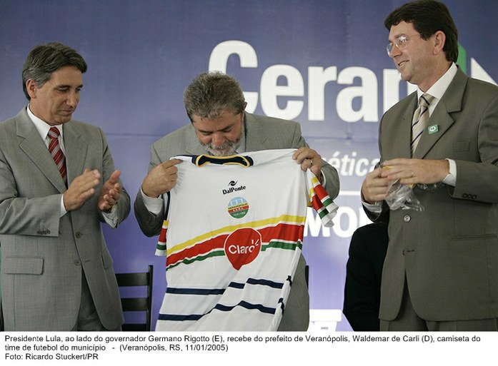 Presidente Lula, ao lado do governador Germano Rigotto (E), recebe do prefeito de Veranópolis, Waldemar de Carli (D), camiseta do time de futebol do município.jpg