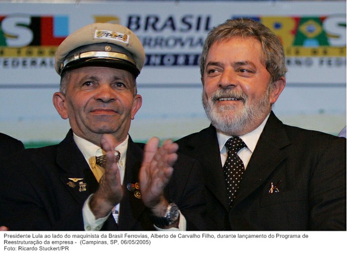 Presidente Lula ao lado do maquinista da Brasil Ferrovias, Alberto de Carvalho Filho, durante lançamento do Programa de Reestruturação da empresa.jpg