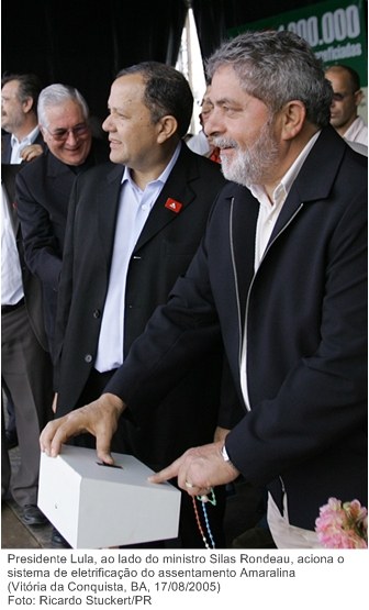 Presidente Lula, ao lado do ministro Silas Rondeau, aciona o sistema de eletrificação do assentamento Amaralina.jpg