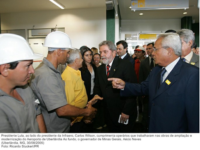 Presidente Lula, ao lado do presidente da Infraero, Carlos Wilson, cumprimenta operários que trabalharam nas obras de ampliação e modernização do Aeroporto de Uberlândia.jpg