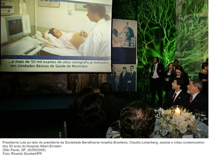 Presidente Lula ao lado do presidente da Sociedade Beneficente Israelita Brasileira, Claudio Lottenberg, assiste o video comemorativo dos 50 anos do Hospital Albert Einstein.jpg