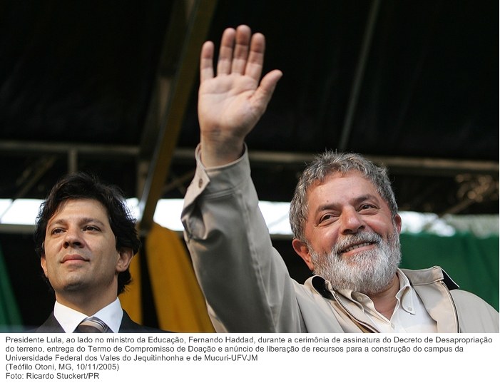 Presidente Lula, ao lado no ministro da Educação, Fernando Haddad, durante a cerimônia de assinatura do Decreto de Desapropriação do terreno, entrega do Termo de Compromisso de Doação.jpg