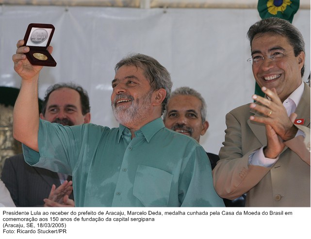 Presidente Lula ao receber do prefeito de Aracaju, Marcelo Deda, medalha cunhada pela Casa da Moeda do Brasil em comemoração aos 150 anos de fundação da capital sergipana.jpg
