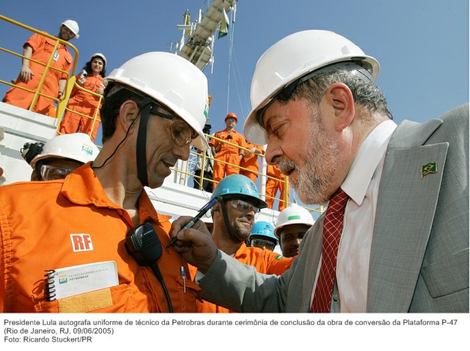 Presidente Lula autografa uniforme de técnico da Petrobras durante cerimônia de conclusão da obra de conversão da Plataforma P-47.jpg