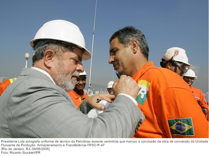 Presidente Lula autografa uniforme de técnico da Petrobras durante cerimônia que marcou a conclusão da obra de conversão da Unidade Flutuante de Produção.jpg