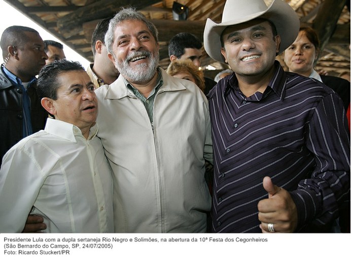 Presidente Lula com a dupla sertaneja Rio Negro e Solimões, na abertura da 10ª Festa dos Cegonheiros.jpg
