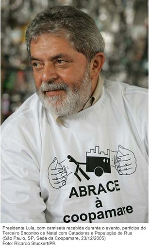 Presidente Lula, com camiseta recebida durante o evento, participa do Terceiro Encontro de Natal com Catadores e População de Rua.jpg