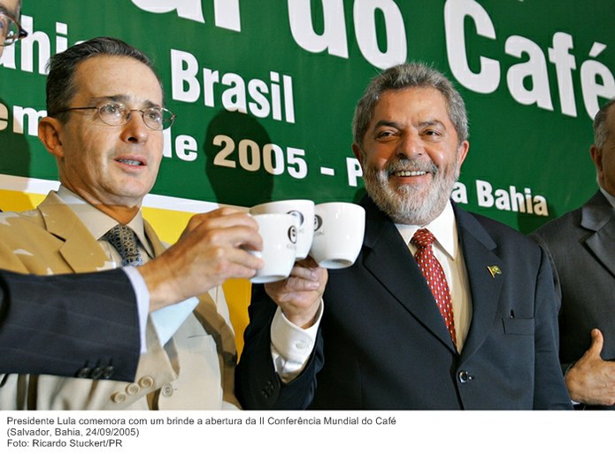 Presidente Lula comemora com um brinde a abertura da II Conferência Mundial do Café.jpg