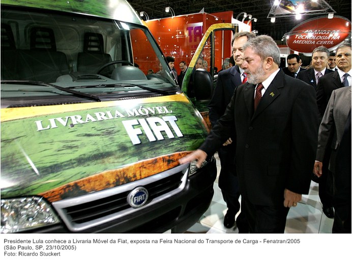 Presidente Lula conhece a Livraria Móvel da Fiat, exposta na Feira Nacional do Transporte de Carga - Fenatran 2005.jpg