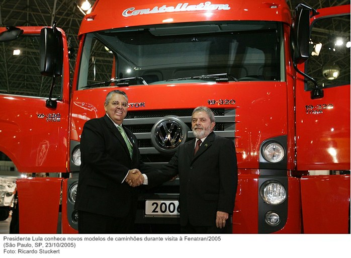 Presidente Lula conhece novos modelos de caminhões durante visita à Fenatran-2005.jpg