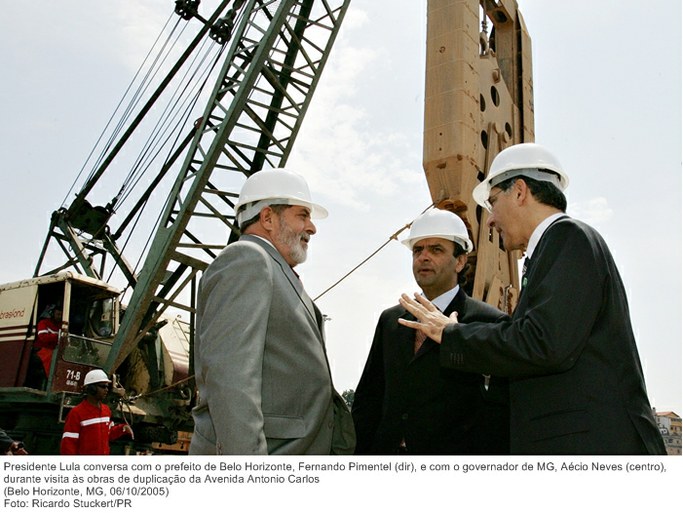Presidente Lula conversa com o pref. de Belo Horizonte, Fernando Pimentel (dir), e com o gov. de MG, Aécio Neves (centro), durante visita às obras de duplicação da Avenida Antonio Carlos.jpg