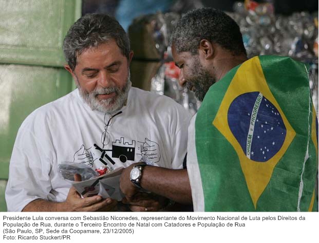 Presidente Lula conversa com Sebastião Niconedes, representante do Movimento Nacional de Luta pelos Direitos da População de Rua, durante o Terceiro Encontro de Natal com Catadores e População.jpg