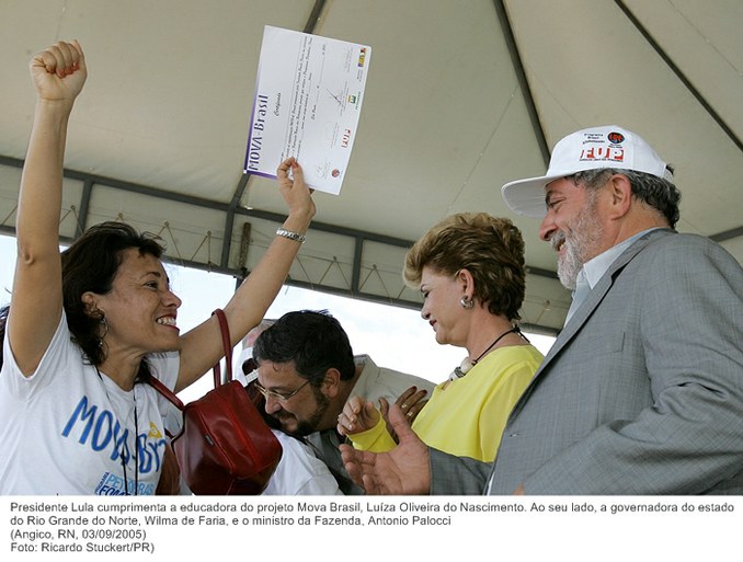 Presidente Lula cumprimenta a educadora do projeto Mova Brasil, Luíza Oliveira do Nascimento. Ao seu lado, a governadora do estado do Rio Grande do Norte, Wilma de Faria.jpg