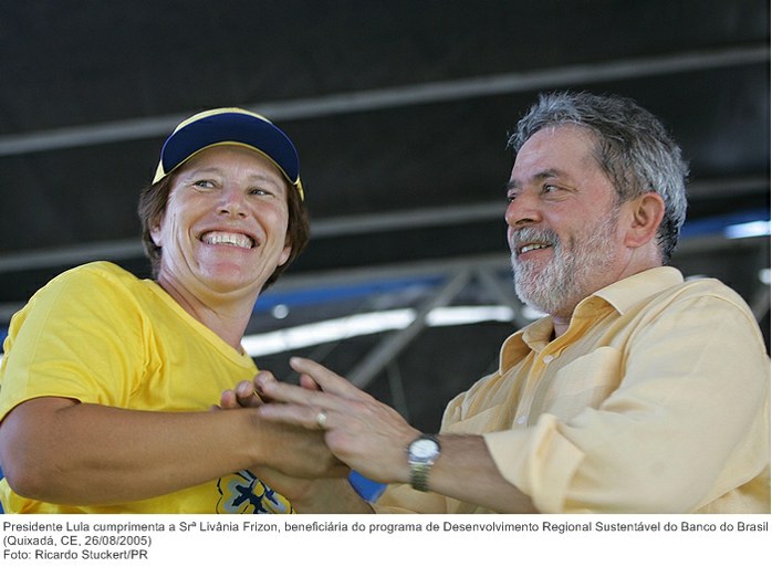 Presidente Lula cumprimenta a Srª Livânia Frizon, beneficiária do programa de Desenvolvimento Regional Sustentável do Banco do Brasil.jpg