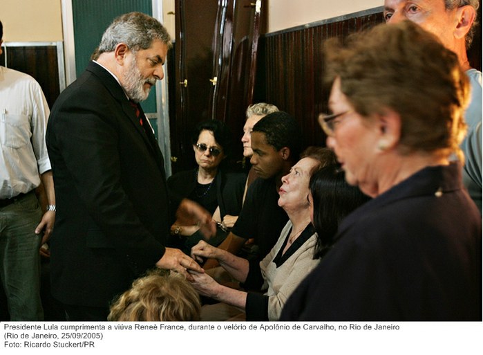 Presidente Lula cumprimenta a viúva Reneè France, durante o velório de Apolônio de Carvalho, no Rio de Janeiro.jpg