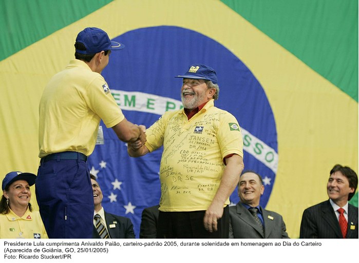 Presidente Lula cumprimenta Anivaldo Paião, carteiro-padrão 2005, durante solenidade em homenagem ao Dia do Carteiro.jpg