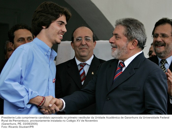 Presidente Lula cumprimenta candidato aprovado no primeiro vestibular da Unidade Acadêmica de Garanhuns da Universidade Federal Rural de Pernambuco, provisoriamente instalada no Colégio XV de.jpg