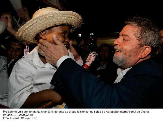Presidente Lula cumprimenta criança integrante de grupo folclórico, na saída do Aeroporto Internacional de Vitória.jpg