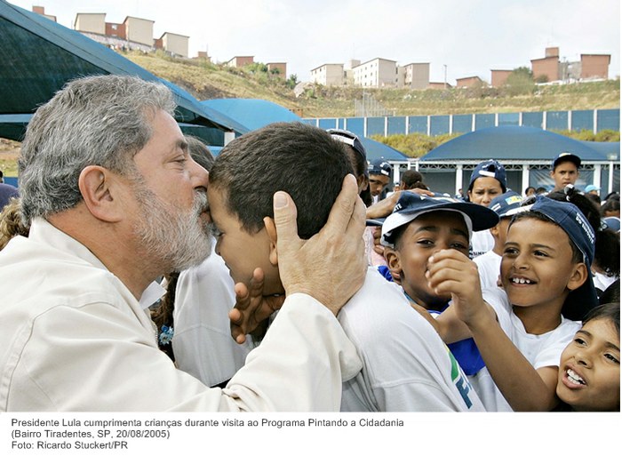 Presidente Lula cumprimenta crianças durante visita ao Programa Pintando a Cidadania (2).jpg