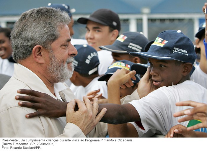 Presidente Lula cumprimenta crianças durante visita ao Programa Pintando a Cidadania.jpg