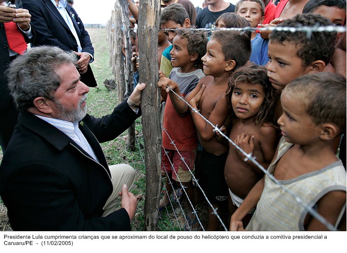 Presidente Lula cumprimenta crianças que se aproximam do local de pouso do helicóptero que conduzia a comitiva presidencial a Caruaru-PE.jpg