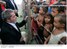 Presidente Lula cumprimenta crianças que se aproximam do local de pouso do helicóptero que conduzia a comitiva presidencial a Caruaru-PE.jpg