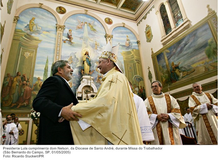 Presidente Lula cumprimenta dom Nelson, da Diocese de Santo André, durante Missa do Trabalhador.jpg