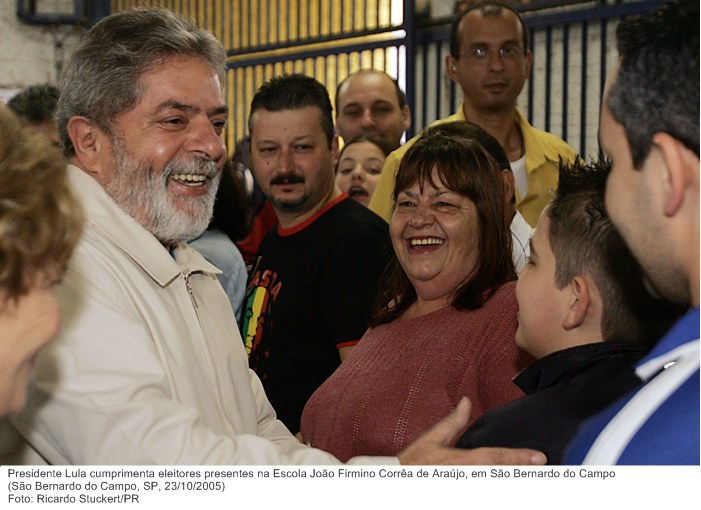 Presidente Lula cumprimenta eleitores presentes na Escola João Firmino Corrêa de Araújo, em São Bernardo do Campo.jpg