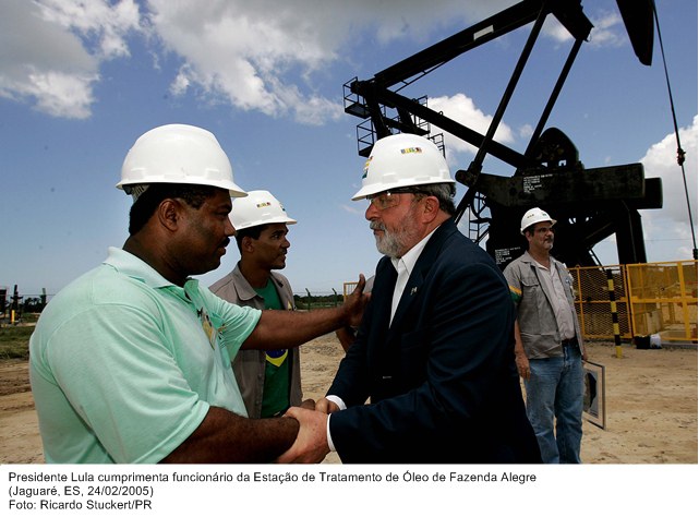 Presidente Lula cumprimenta funcionário da Estação de Tratamento de Óleo de Fazenda Alegre.jpg
