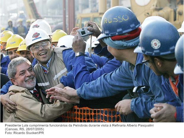 Presidente Lula cumprimenta funcionários da Petrobrás durante visita à Refinaria Alberto Pasqualini.jpg