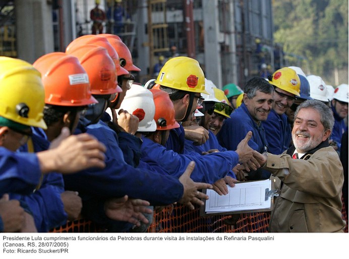 Presidente Lula cumprimenta funcionários da Petrobras durante visita às instalações da Refinaria Pasqualini.jpg