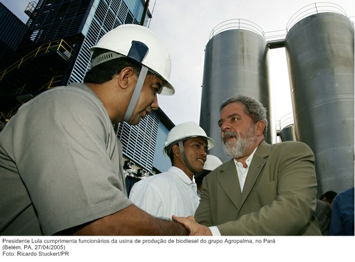 Presidente Lula cumprimenta funcionários da usina de produção de biodiesel do grupo Agropalma, no Pará.jpg
