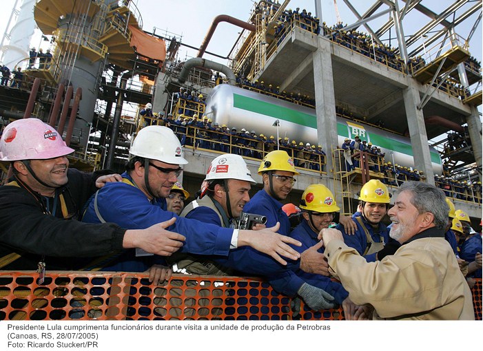Presidente Lula cumprimenta funcionários durante visita a unidade de produção da Petrobras (2).jpg