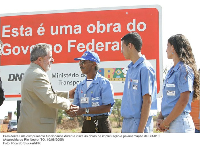 Presidente Lula cumprimenta funcionários durante visita às obras de implantação e pavimentação da BR-010.jpg