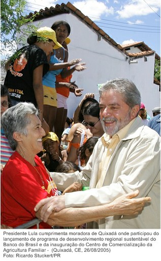 Presidente Lula cumprimenta moradora de Quixadá onde participou do lançamento de programa de desenvolvimento regional sustentável do Banco do Brasil.jpg