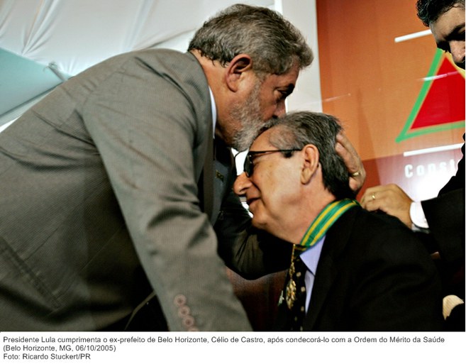 Presidente Lula cumprimenta o ex-prefeito de Belo Horizonte, Célio de Castro, após condecorá-lo com a Ordem do Mérito da Saúde.jpg