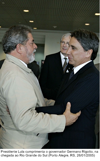 Presidente Lula cumprimenta o governador Germano Rigotto, na chegada ao Rio Grande do Sul.jpg