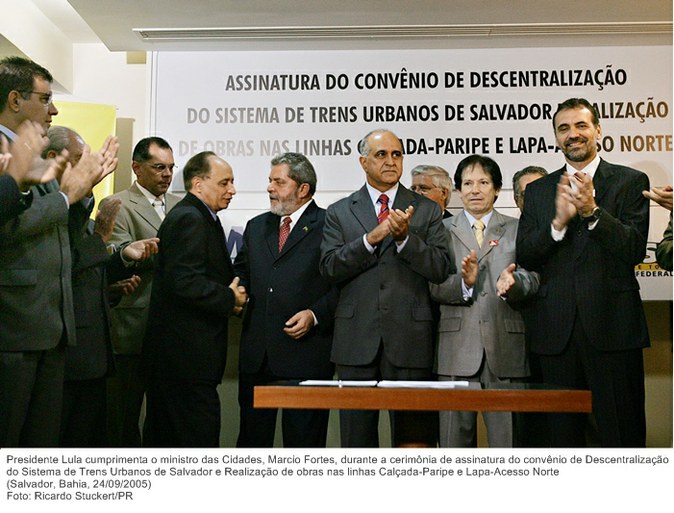 Presidente Lula cumprimenta o ministro das Cidades, Marcio Fortes, durante a cerimônia de assinatura do convênio de Descentralização do Sistema de Trens Urbanos de Salvador.jpg