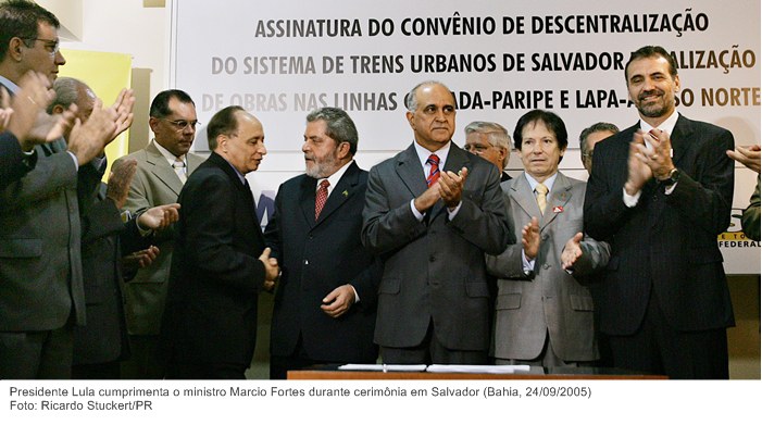 Presidente Lula cumprimenta o ministro Marcio Fortes durante cerimônia em Salvador.jpg