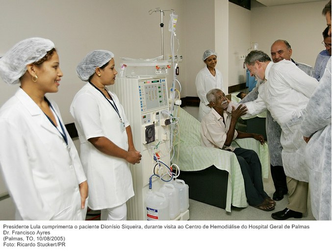Presidente Lula cumprimenta o paciente Dionísio Siqueira, durante visita ao Centro de Hemodiálise do Hospital Geral de Palmas Dr. Francisco Ayres.jpg