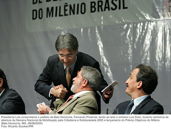 Presidente Lula cumprimenta o prefeito de Belo Horizonte, Fernando Pimentel, tendo ao lado o ministro Luiz Dulci, durante cerimônia de abertura da Semana Nacional de Mobilização pela Cidadania.jpg