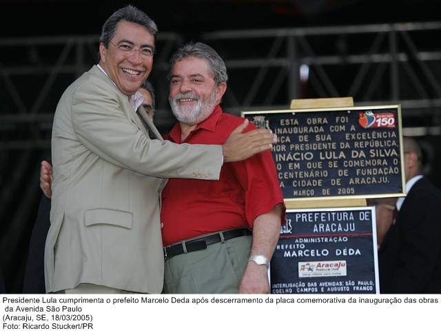Presidente Lula cumprimenta o prefeito Marcelo Deda após descerramento da placa comemorativa da inauguração das obras da Avenida São Paulo.jpg