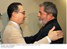 Presidente Lula cumprimenta o presidente da República da Colômbia, Álvaro Uribe.jpg